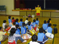 説明を聞く子どもたち