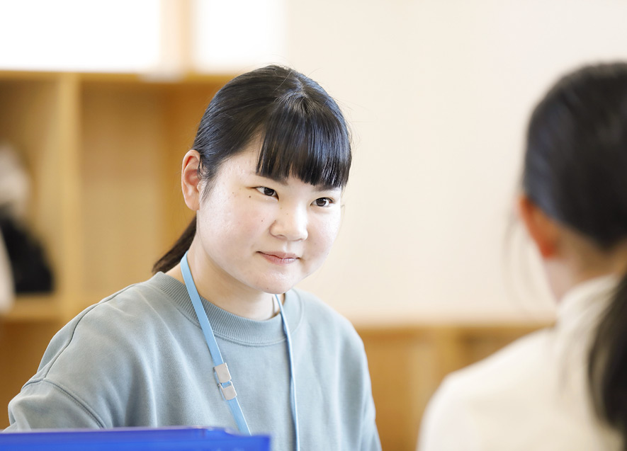 同じく松本大学の4年生、三嶋らなさんは、支援員としてとして毎週月曜日に拠点に通っている。
