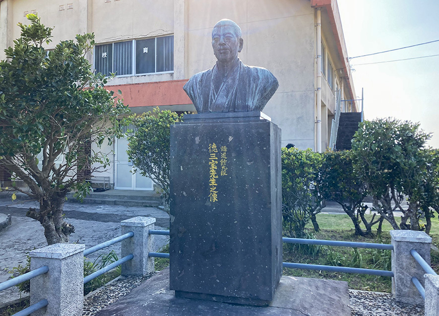 町内に建てられた徳三宝氏の銅像