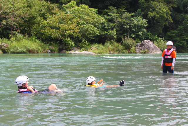 川の中でのライフジャケット浮遊体験