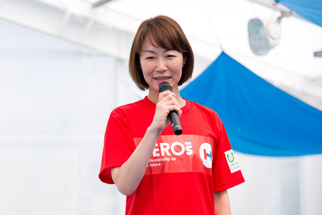バルセロナ五輪シンクロナイズドスイミング・銅メダリストで日本財団HEROsアンバサダーの奥野史子さん。HEROsの真っ赤なTシャツを着て子どもたちに挨拶