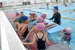 海洋センターで子供たちに水泳を指導する佐藤さん。子供相手の仕事は向いていないと思っていましたが、すっかり皆の人気者になりました