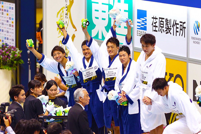 今年のインカレ4×200m リレー2位のリレーチーム中村さん（左から3人目）