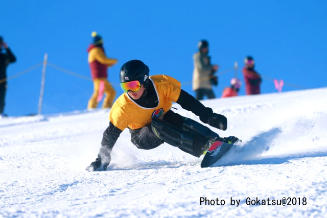 今年1月、北海道登別市で開催されたプロ戦「ブラックパールカップGS」で優勝した三木つばき選手の滑走の様子