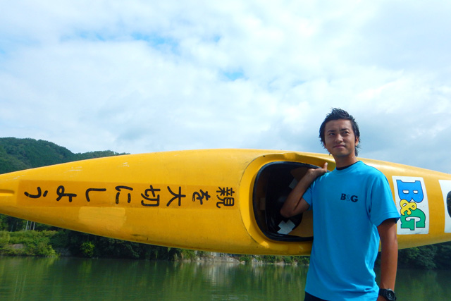 「親を大切にしよう」の文字が印刷されているカヌーを持っている甲斐川さん