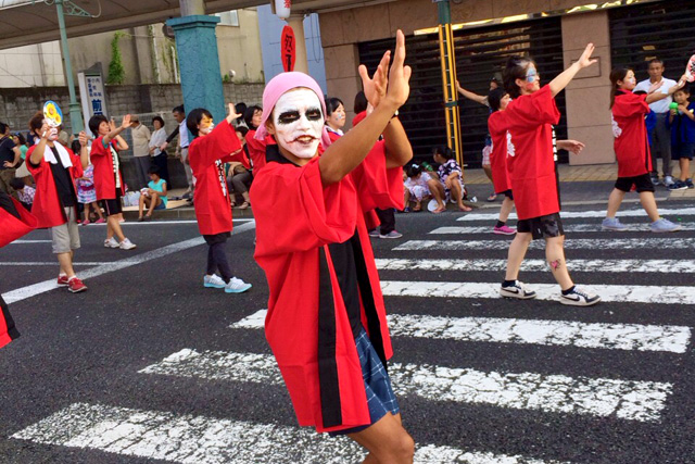 お祭りで白塗りのメイクで路上で踊る松田さん