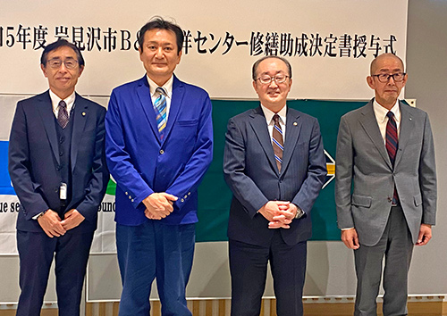 B&G財団 菅原理事長（左から二番目）、岩見沢市 松野市長（左から三番目）