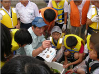 村上さんを囲み説明を聞く