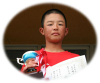 優勝トロフィーを手に