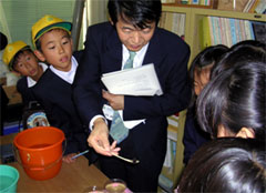 カブトガニの幼生を見学