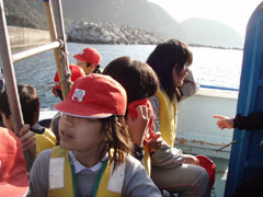 船に乗る子どもたち