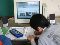 インターネットで調べる子どもたち