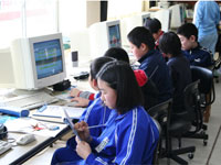 インターネットで調べる子どもたち
