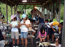 バーベキューの様子。地鶏や野菜がいっぱい!