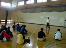 うなずきながら聞き入る参加者も
