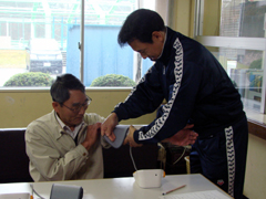 まずはじめに血圧測定、身体測定を受ける参加者