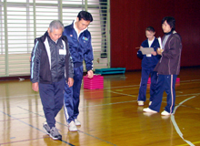 「つぎ足歩行」バランス能力を確認