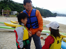 会話を楽しむコーチの西村一広さん(中央)と山大智くん(左)と須河内茉里さん(右)