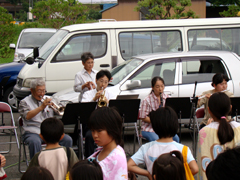 「いい湯だな」演奏をされている「八木町吹奏楽団」