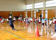 大人も真剣になった転がしドッジボール