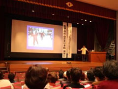 上岡先生の講演の様子