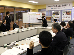 写真:集計結果を元に審議中
