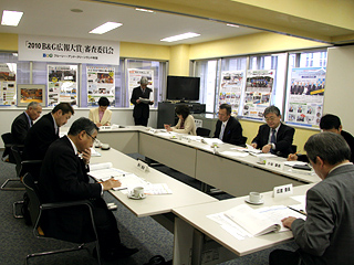 写真:「2010 B&G広報大賞」審査委員会の様子