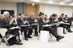 写真:出席者一堂の拍手によって提言やB&G全国サミットへの出席などが採択されました