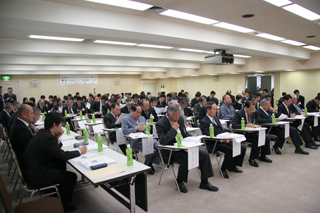 写真:首長14人・副首長5人・教育長6人など多数の行政執行部の皆様がご出席
