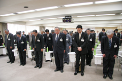 写真:黙祷