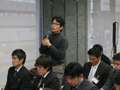 質問をする参加者
