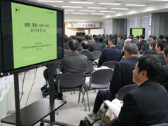 モニターを見る参加者
