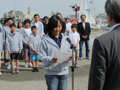 写真:海洋クラブ員を代表して鄭(チョン)さんからのお礼の言葉