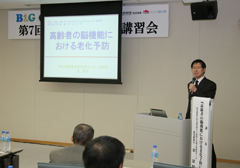 写真:高齢者の脳機能における老化予防について話す金 憲経 講師