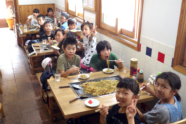 地域のお店でランチの様子