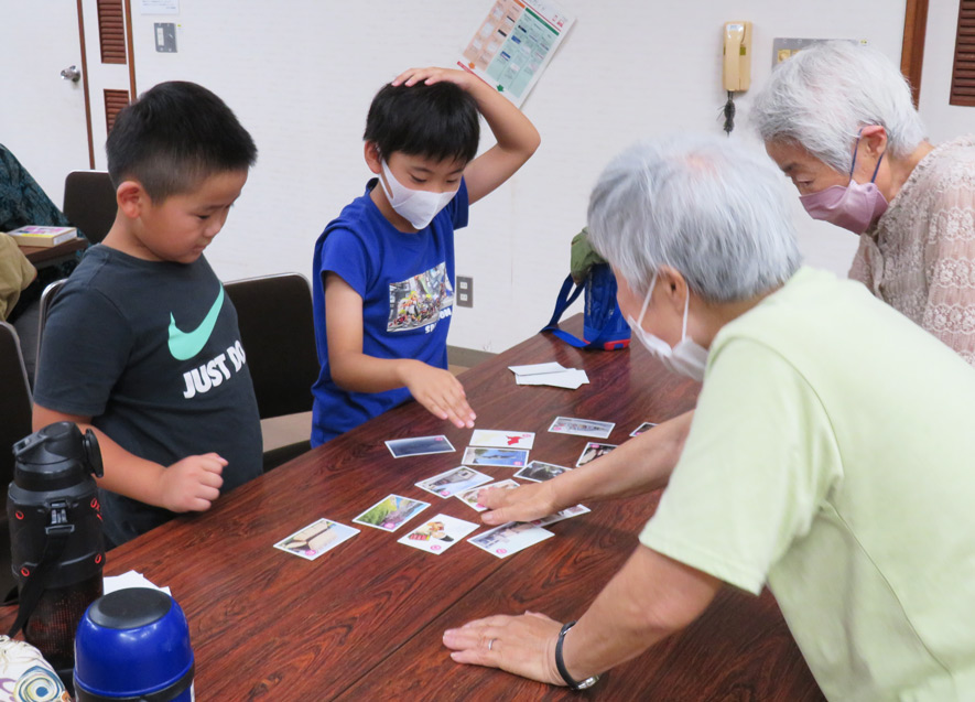 高齢者の方とのカルタ大会