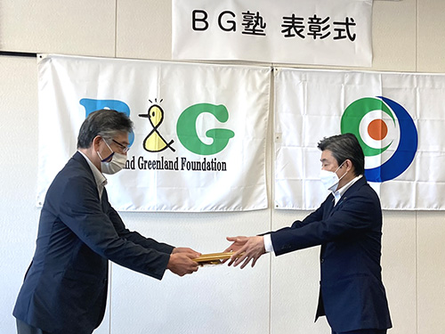 B&G財団 常務理事 古山透（左）、玉名市 蔵原隆浩市長（右）