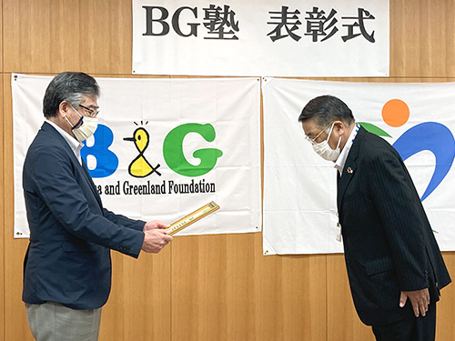 B&G財団 常務理事 古山透（左）、野洲市 栢木進市長（右）