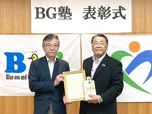 B&G財団 常務理事 古山透（左）、野洲市 栢木進市長（右）