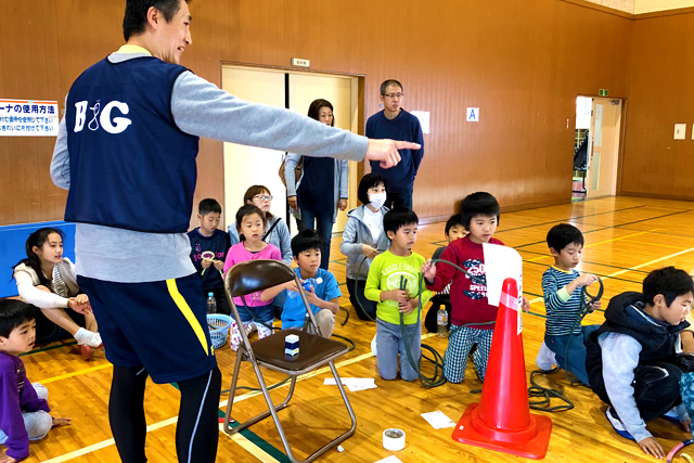 ロープワーク選手権に参加している子供たち