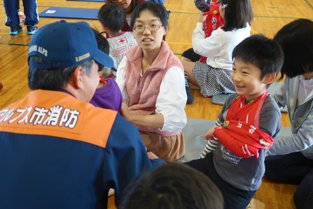 南アルプス市消防署の職員の方と嬉しそうに話している男の子