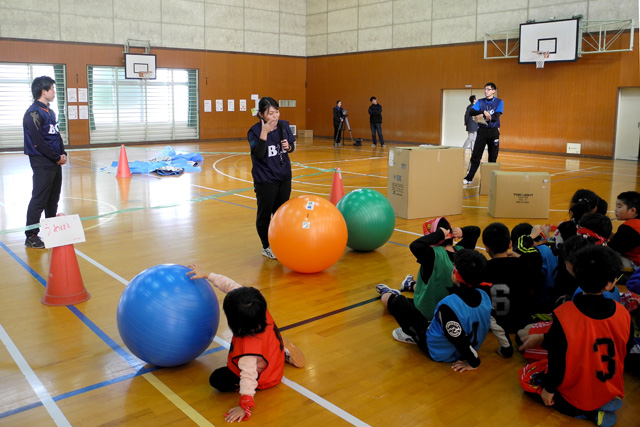 災害シミュレーションゲームに参加している子供たち