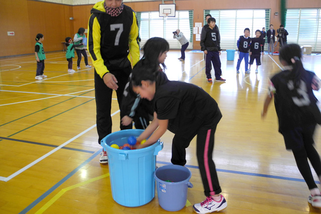 伝言バケツリレーに参加している子供たち