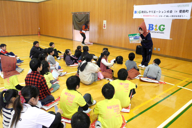 「防災」がテーマの紙芝居に引き込まれる子供たち