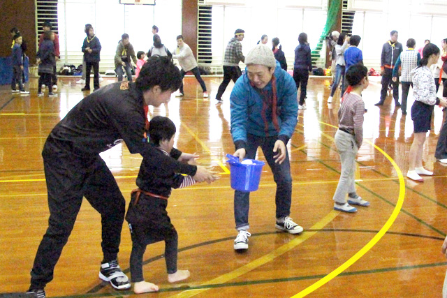 物資搬送リレーの様子