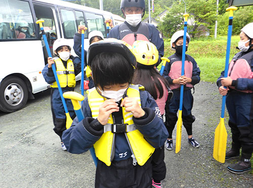 ライフジャケットとヘルメットをしっかり着用