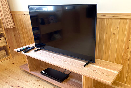 スタッフが手作りしたテレビ台