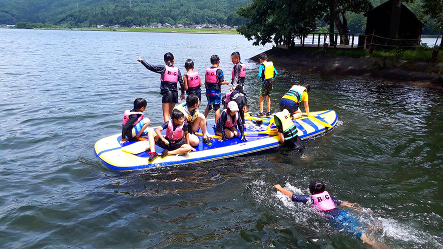 BIG SUPを浮島にしてみんなでよじ登りました