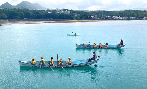 沖縄の伝統的な船「サバニ」。「サーハイ、サーハイ」の掛け声に合わせてサバニを漕ぎました