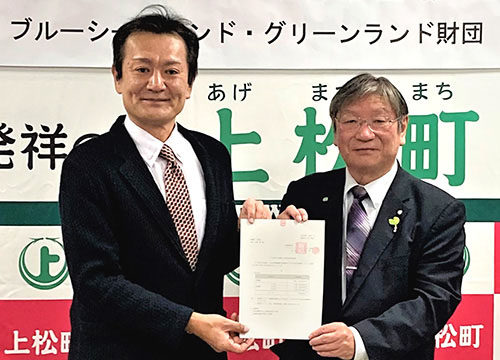 菅原理事長（左）、大屋町長（右）